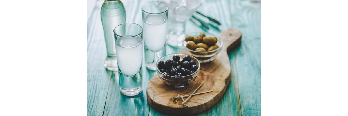 Welcher Ouzo ist der beste? Unser Guide für Genießer - Welcher Ouzo ist der beste? Finde deinen Favoriten im Jassas-Guide